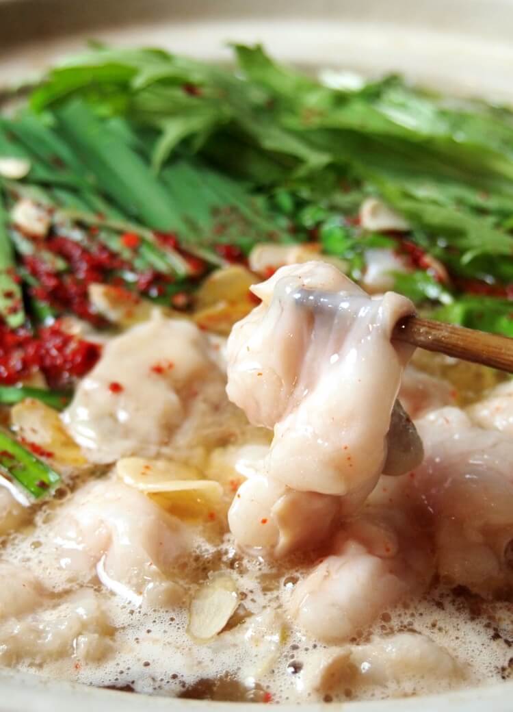 駿河居酒屋 福助の内観と名物もつ鍋の写真